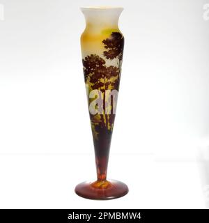 Vase (France); conçu par Emile Gallé (français, 1846–1904); fabriqué par Gallé (France), Etablissement Gallé; verre soufflé, en boîtier, gravé à l'acide Banque D'Images