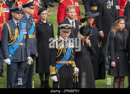 Photo du dossier en date du 19/09/22 de (de gauche à droite) le prince de Galles, le roi Charles III, le duc de Sussex, la reine Consort, La duchesse de Sussex et la princesse Beatrice regardent comme le chariot d'armes d'État transportant le cercueil de la reine Elizabeth II arrive à Wellington Arch pendant le procession de cérémonie suivant son funérailles d'État à l'abbaye de Westminster, Londres. Buckingham Palace a annoncé, le duc de Sussex assistera au couronnement du roi Charles III, mais la duchesse de Sussex restera en Californie avec le prince Archie et la princesse Lilibet. Banque D'Images