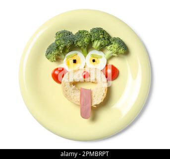 Assiette avec petit déjeuner amusant pour enfants en forme de visage isolé sur fond blanc Banque D'Images