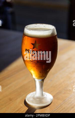 Valencia, Stadtteil Grau (Grao), Bier in einem Straßensafe // Valencia, Grau (Grao) District, bière à un Street Cafe Banque D'Images