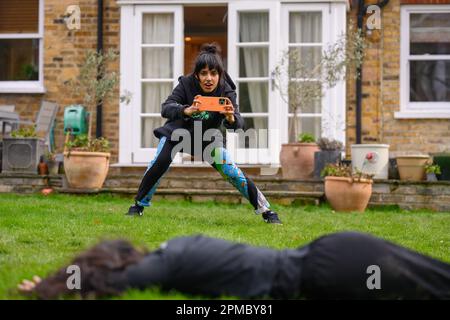 DATE DE SORTIE: 28 avril 2023 TITRE: Société polie STUDIO: Focus Features DIRECTEUR: Nida Manzoor PARCELLE: Ria Khan croit qu'elle doit sauver sa sœur Lena de son mariage imminent. Après avoir enrôler l'aide de ses amis, elle tente de retirer le plus ambitieux de tous les guéristes de mariage, au nom de l'indépendance et de la fraternité. EN PHOTO : RITU ARYA se distingue comme Lena dans la « société polie » du réalisateur Nida Manzoor, une mise à jour des fonctionnalités Focus. (Credit image: © Focus Features/Entertainment Pictures/ZUMAPRESS.com) USAGE ÉDITORIAL SEULEMENT! Non destiné À un usage commercial ! Banque D'Images