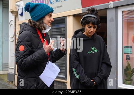 DATE DE SORTIE: 28 avril 2023 TITRE: Société polie STUDIO: Focus Features DIRECTEUR: Nida Manzoor PARCELLE: Ria Khan croit qu'elle doit sauver sa sœur Lena de son mariage imminent. Après avoir enrôler l'aide de ses amis, elle tente de retirer le plus ambitieux de tous les guéristes de mariage, au nom de l'indépendance et de la fraternité. PHOTO : la directrice NIDA MANZOOR et l'acteur RITU ARYA sur la scène de son film "poli Society", a Focus features release. (Credit image: © Focus Features/Entertainment Pictures/ZUMAPRESS.com) USAGE ÉDITORIAL SEULEMENT! Non destiné À un usage commercial ! Banque D'Images