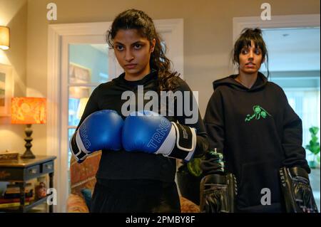 DATE DE SORTIE: 28 avril 2023 TITRE: Société polie STUDIO: Focus Features DIRECTEUR: Nida Manzoor PARCELLE: Ria Khan croit qu'elle doit sauver sa sœur Lena de son mariage imminent. Après avoir enrôler l'aide de ses amis, elle tente de retirer le plus ambitieux de tous les guéristes de mariage, au nom de l'indépendance et de la fraternité. EN PHOTO : PRIYA KANSARA se présente comme Ria Khan et RITU ARYA comme sa sœur Lena dans la « société polie » de la directrice Nida Manzoor, a Focus features release. (Credit image: © Focus Features/Entertainment Pictures/ZUMAPRESS.com) USAGE ÉDITORIAL SEULEMENT! Non destiné À un usage commercial ! Banque D'Images