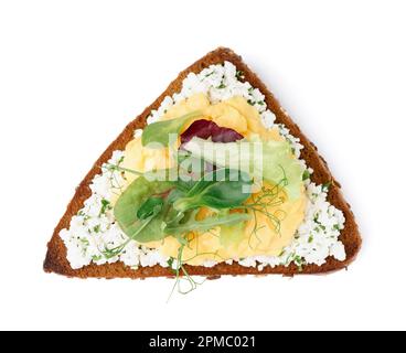 Délicieux sandwich aux œufs brouillés et légumes verts sur fond blanc Banque D'Images