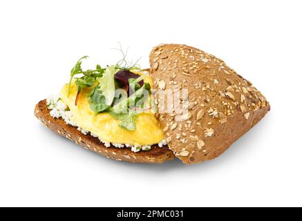 Délicieux sandwich aux œufs brouillés et légumes verts sur fond blanc Banque D'Images