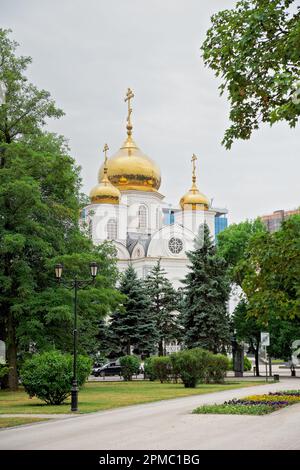 La cathédrale militaire du Prince Alexandre Nevsky est la principale église orthodoxe de la ville de Krasnodar, détruite en 1932 et reconstruite en 2003-2006. Banque D'Images