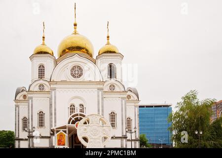 La cathédrale militaire du Prince Alexandre Nevsky est la principale église orthodoxe de la ville de Krasnodar, détruite en 1932 et reconstruite en 2003-2006. Banque D'Images