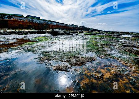 Jour ensoleillé Hunstanton plage falaises réflexions eau Banque D'Images