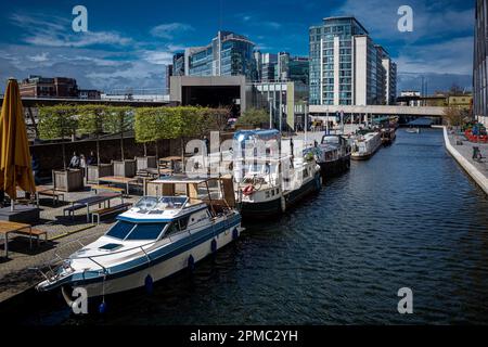 Paddington Basin London - le Paddington Basin sur le Regents Canal à Londres, redéveloppé dans le cadre du développement de Paddington Waterside. Banque D'Images