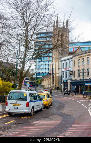 Une vue sur Gervis place à Bournemouth, Dorset, Royaume-Uni avec des taxis garés et attendant dans la station de taxis Banque D'Images