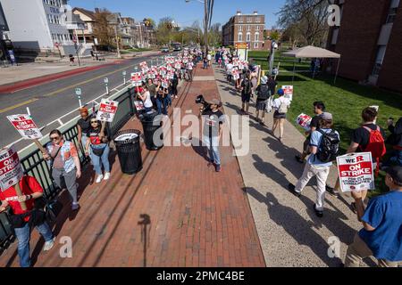 NOUVEAU-BRUNSWICK, NEW JERSEY - AVRIL 12 : un manifestant avec une corne de taureau dirige des chants avec des étudiants et des professeurs de Rutgers qui participent à une grève sur le campus principal de l'université, à 12 avril 2023, au Nouveau-Brunswick, dans le New Jersey. Les trois syndicats de professeurs représentant environ 9 000 travailleurs de l'université Rutgers, l'université d'État du New Jersey, ont été en grève après avoir omis de conclure un contrat dans le cadre des négociations avec l'administration du président de Rutgers, Jonathan Holloway. Le walkout est le premier de l'histoire de 257 ans de l'université publique et suit près d'une année de négociation pour l'augmentation de la wa Banque D'Images