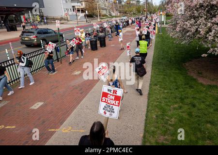 NOUVEAU-BRUNSWICK, NEW JERSEY - AVRIL 12 : des étudiants et des professeurs de Rutgers participent à une grève sur le campus principal de l'université, à 12 avril 2023, au Nouveau-Brunswick, dans le New Jersey. Les trois syndicats de professeurs représentant environ 9 000 travailleurs de l'université Rutgers, l'université d'État du New Jersey, ont été en grève après avoir omis de conclure un contrat dans le cadre des négociations avec l'administration du président de Rutgers, Jonathan Holloway. Le walkout est le premier de l’histoire de 257 ans de l’université publique et fait suite à près d’une année de négociation pour l’augmentation des salaires et l’amélioration des contrats (photo de Michael Nigro/Sipa) Banque D'Images