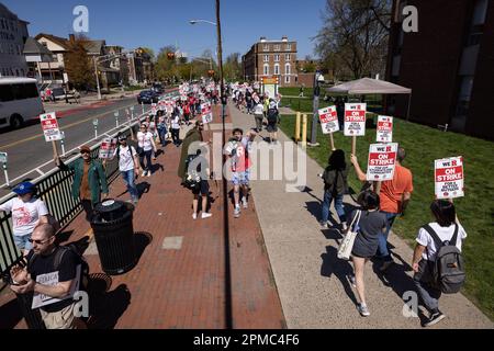 NOUVEAU-BRUNSWICK, NEW JERSEY - AVRIL 12 : des étudiants et des professeurs de Rutgers participent à une grève sur le campus principal de l'université, à 12 avril 2023, au Nouveau-Brunswick, dans le New Jersey. Les trois syndicats de professeurs représentant environ 9 000 travailleurs de l'université Rutgers, l'université d'État du New Jersey, ont été en grève après avoir omis de conclure un contrat dans le cadre des négociations avec l'administration du président de Rutgers, Jonathan Holloway. Le walkout est le premier de l’histoire de 257 ans de l’université publique et fait suite à près d’une année de négociation pour l’augmentation des salaires et l’amélioration des contrats (photo de Michael Nigro/Sipa) Banque D'Images