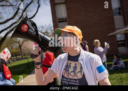 NOUVEAU-BRUNSWICK, NEW JERSEY - AVRIL 12 : un manifestant avec une corne de taureau dirige des chants avec des étudiants et des professeurs de Rutgers qui participent à une grève sur le campus principal de l'université, à 12 avril 2023, au Nouveau-Brunswick, dans le New Jersey. Les trois syndicats de professeurs représentant environ 9 000 travailleurs de l'université Rutgers, l'université d'État du New Jersey, ont été en grève après avoir omis de conclure un contrat dans le cadre des négociations avec l'administration du président de Rutgers, Jonathan Holloway. Le walkout est le premier de l'histoire de 257 ans de l'université publique et suit près d'une année de négociation pour l'augmentation de la wa Banque D'Images