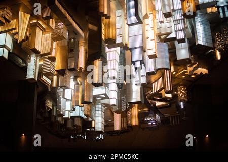 Sculpture à l'envers en paysage urbain avec lumières à Aarhus Dokk1, Danemark Banque D'Images