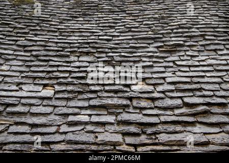 Carreaux d'ardoise traditionnels sur le toit d'un ancien bâtiment à Gloucestershire, Royaume-Uni Banque D'Images