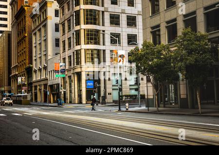 San Francisco , CA , États-Unis. 02 avril 2023 : extérieur de Charles Schwab et d'autres immeubles de bureaux le matin de la rue dans la finance de San Francisco Banque D'Images