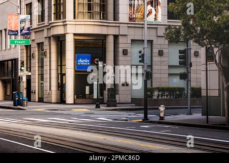 San Francisco , CA , États-Unis. 02 avril 2023 : extérieur de Charles Schwab et d'autres immeubles de bureaux le matin de la rue dans la finance de San Francisco Banque D'Images