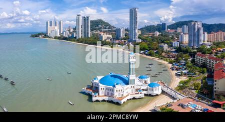 Photo aérienne du panorama de la mosquée flottante de l'islam sur l'île de Penang en Malaisie Banque D'Images