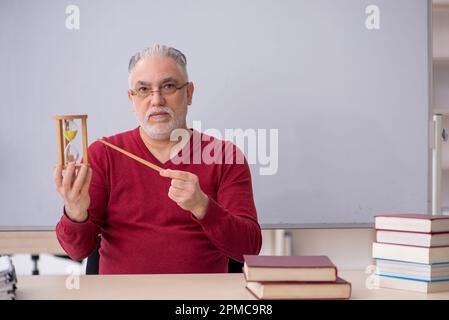 Ancien professeur dans le concept de gestion du temps Banque D'Images