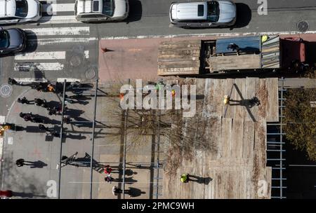 Ouvriers déportant le trottoir, échafaudage protecteur, tiré d'en haut, Midtown, Manhattan, 2023, New York, États-Unis Banque D'Images