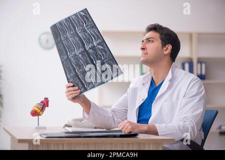 Jeune médecin radiologue travaillant à l'hôpital Banque D'Images