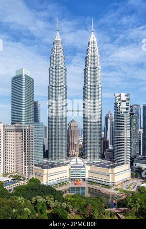 Petronas Twin Towers gratte-ciel KLCC Skyline format portrait historique à Kuala Lumpur en Malaisie Banque D'Images
