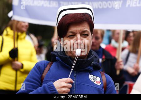 Cracovie, Pologne. 12th avril 2023. Des infirmières et sages-femmes polonaises d'hôpitaux de tout le pays participent à une manifestation dans les rues de Cracovie, en Pologne, sur 12 avril 2023. Les professionnels de la santé sont de plus en plus frustrés par les bas salaires, les suppressions d'emplois et la sous-appréciation. (Credit image: © Beata Zawrzel/ZUMA Press Wire) USAGE ÉDITORIAL SEULEMENT! Non destiné À un usage commercial ! Banque D'Images