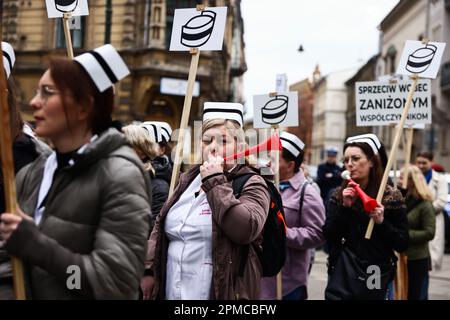 Cracovie, Pologne. 12th avril 2023. Des infirmières et sages-femmes polonaises d'hôpitaux de tout le pays participent à une manifestation dans les rues de Cracovie, en Pologne, sur 12 avril 2023. Les professionnels de la santé sont de plus en plus frustrés par les bas salaires, les suppressions d'emplois et la sous-appréciation. (Credit image: © Beata Zawrzel/ZUMA Press Wire) USAGE ÉDITORIAL SEULEMENT! Non destiné À un usage commercial ! Banque D'Images