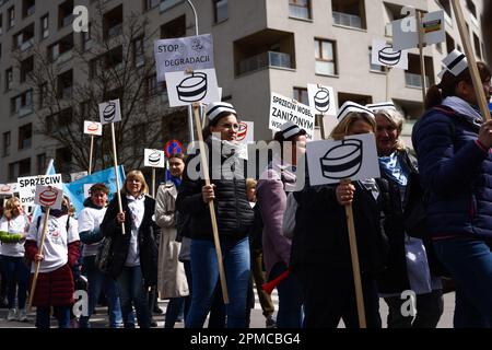 Cracovie, Pologne. 12th avril 2023. Des infirmières et sages-femmes polonaises d'hôpitaux de tout le pays participent à une manifestation dans les rues de Cracovie, en Pologne, sur 12 avril 2023. Les professionnels de la santé sont de plus en plus frustrés par les bas salaires, les suppressions d'emplois et la sous-appréciation. (Credit image: © Beata Zawrzel/ZUMA Press Wire) USAGE ÉDITORIAL SEULEMENT! Non destiné À un usage commercial ! Banque D'Images