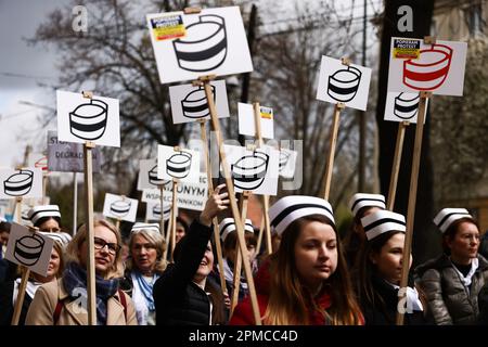 Cracovie, Pologne. 12th avril 2023. Des infirmières et sages-femmes polonaises d'hôpitaux de tout le pays participent à une manifestation dans les rues de Cracovie, en Pologne, sur 12 avril 2023. Les professionnels de la santé sont de plus en plus frustrés par les bas salaires, les suppressions d'emplois et la sous-appréciation. (Credit image: © Beata Zawrzel/ZUMA Press Wire) USAGE ÉDITORIAL SEULEMENT! Non destiné À un usage commercial ! Banque D'Images