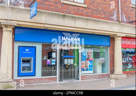 CHESTER, Royaume-Uni, 9th AVRIL 2023 : devant une succursale bancaire de Halifax Banque D'Images