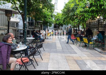 Athènes, Grèce. 11th avril 2023. Les gens passent du temps dans un café local du centre-ville d'Athènes, en Grèce, sur 11 avril 2023. La rencontre autour d'une tasse de café fait depuis longtemps partie intégrante de la culture grecque. Toutefois, la pression inflationniste de l'année dernière a forcé 54 pour cent des amateurs de café à réduire leur consommation de caféine, a constaté une récente enquête menée pour l'Association hellénique du café. Crédit: Marios Lolos/Xinhua/Alamy Live News Banque D'Images