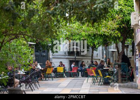 Athènes, Grèce. 11th avril 2023. Les gens passent du temps dans un café local du centre-ville d'Athènes, en Grèce, sur 11 avril 2023. La rencontre autour d'une tasse de café fait depuis longtemps partie intégrante de la culture grecque. Toutefois, la pression inflationniste de l'année dernière a forcé 54 pour cent des amateurs de café à réduire leur consommation de caféine, a constaté une récente enquête menée pour l'Association hellénique du café. Crédit: Marios Lolos/Xinhua/Alamy Live News Banque D'Images