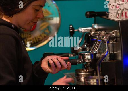 Athènes, Grèce. 11th avril 2023. Un barista prépare un café dans un café local du centre d'Athènes, en Grèce, sur 11 avril 2023. La rencontre autour d'une tasse de café fait depuis longtemps partie intégrante de la culture grecque. Toutefois, la pression inflationniste de l'année dernière a forcé 54 pour cent des amateurs de café à réduire leur consommation de caféine, a constaté une récente enquête menée pour l'Association hellénique du café. Crédit: Marios Lolos/Xinhua/Alamy Live News Banque D'Images