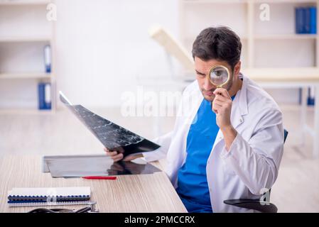 Jeune médecin radiologue travaillant à l'hôpital Banque D'Images