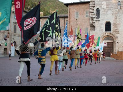 Gubbio, Italie - 21 mai 2022: Drapeaux italiens, Sbandieratori, lors d'une représentation traditionnelle avec drapeaux Banque D'Images