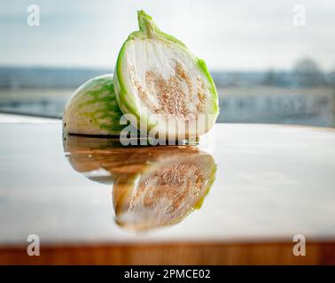 Aubergine verte ronde thaïlandaise, variété d'aubergines utilisées dans la cuisine asiatique. Généralement utilisé en Inde et au Sri Lanka. Banque D'Images