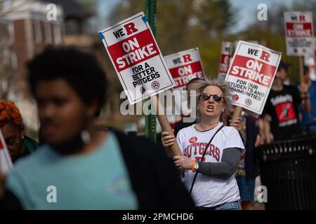 Les étudiants et les professeurs Rutgers participent à une grève sur le campus principal de l'université au Nouveau-Brunswick. Les trois syndicats de professeurs représentant environ 9 000 travailleurs de l'université Rutgers, l'université d'État du New Jersey, ont été en grève après avoir omis de conclure un contrat dans le cadre des négociations avec l'administration du président de Rutgers, Jonathan Holloway. Le walkout est le premier de l'histoire de 257 ans de l'université publique et suit près d'une année de négociation pour l'augmentation des salaires et de meilleurs contrats. (Photo de Michael Nigro/Pacific Press) Banque D'Images