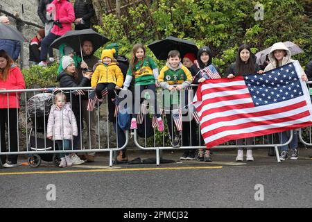 Les membres du public se réunissent alors qu'ils attendent le président américain Joe Biden pour arriver à Carlingford, dans le comté de Louth, en Irlande, mercredi, 12 avril, 2023. La visite du Président Biden marque le 25th anniversaire de l'Accord du Vendredi Saint, l'accord de paix qui a mis fin à trois décennies de conflit en Irlande du Nord. Photo des États-Unis Ambassade Dublin / UPI Banque D'Images