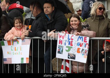 Les membres du public se réunissent alors qu'ils attendent le président américain Joe Biden pour arriver à Carlingford, dans le comté de Louth, en Irlande, mercredi, 12 avril, 2023. La visite du Président Biden marque le 25th anniversaire de l'Accord du Vendredi Saint, l'accord de paix qui a mis fin à trois décennies de conflit en Irlande du Nord. Photo des États-Unis Ambassade Dublin / UPI Banque D'Images