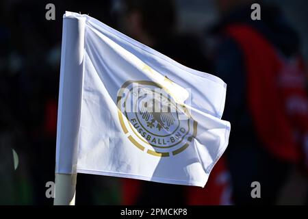 Nuernberg. 11th avril 2023. Motif: Drapeau d'angle avec emblème DFB, logo, association blason football Laenderspiel femmes Allemagne (GER) - Brésil (BRA) 1-2 sur 11 avril 2023, Stade Max Morlock à Nuremberg. ? Credit: dpa/Alay Live News Banque D'Images