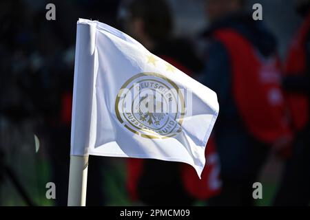 Nuernberg. 11th avril 2023. Motif: Drapeau d'angle avec emblème DFB, logo, association blason football Laenderspiel femmes Allemagne (GER) - Brésil (BRA) 1-2 sur 11 avril 2023, Stade Max Morlock à Nuremberg. ? Credit: dpa/Alay Live News Banque D'Images