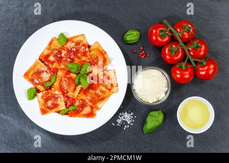 Repas de pâtes aux raviolis en provenance d'Italie déjeuner repas avec sauce tomate vue de dessus sur une assiette Banque D'Images