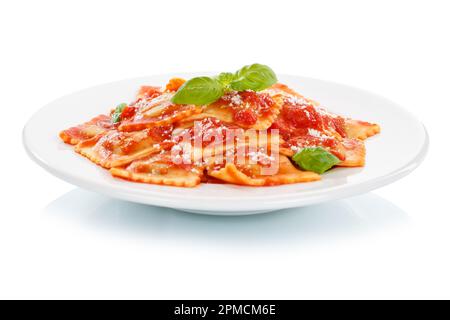 Ravioli repas de pâtes isolé sur un fond blanc de l'Italie pour le déjeuner manger un plat avec sauce tomate sur une assiette Banque D'Images