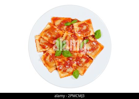 Repas de pâtes aux raviolis isolé sur fond blanc vue du dessus mangez de l'Italie pour le déjeuner avec sauce tomate sur une assiette Banque D'Images