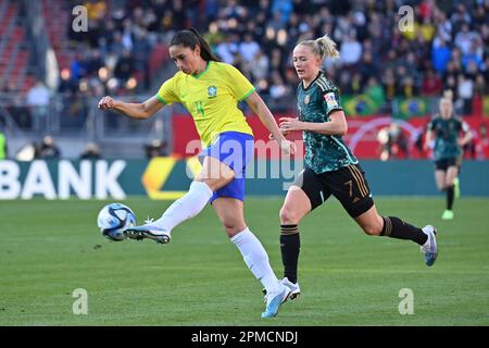 Nuernberg. 11th avril 2023. Rafaelle SOUZA (BRA), action, duels contre Lea SCHUELLER (GER). Football Laenderspiel femmes Allemagne (GER) - Brésil (BRA) 1-2 sur 11 avril 2023, Stade Max Morlock à Nuernberg. ? Credit: dpa/Alay Live News Banque D'Images