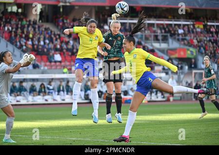 Nuremberg. 11th avril 2023. v.RE:KATHELLEN (BRA), Lea SCHUELLER (GER), RAFAELLE SOUZA (BRA), Goal Woman Leticia IZIDORO LIMA DA SILVA, action, duels soccer Laenderspiel Women Allemagne (GER) - Brésil (BRA) 1-2 On 11 avril 2023, Max Morlock Stadium à Nuremberg. ? Credit: dpa/Alay Live News Banque D'Images