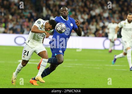 Madrid, Espagne. 11th avril 2023. Rodrygo (L) du Real Madrid et Koulibaly (R) de Chelsea en action lors du match de la Ligue des champions 9 entre le FC du Real Madrid et le FC Chelsea au stade Santiago Bernabeu de Madrid, en Espagne, sur 12 avril 2023. Crédit : Edward F. Peters/Alay Live News Banque D'Images