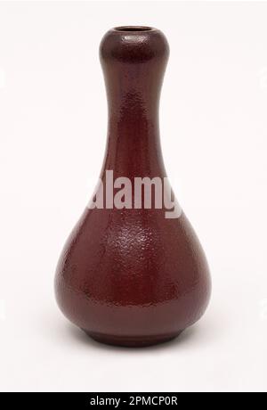 Vase (USA); fabriqué par Dedham Pottery; fabriqué par Hugh Cornwall Robertson (1845 – 1908); faïence, oxblood Banque D'Images